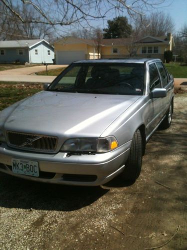 Silver 4-door sedan s70 2.4 liter 5 cylinder