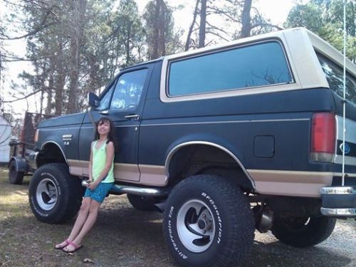 Monster 1988 ford bronco - lifted - nice 33&#039;s on rims - 4x4 lots of aftermarket