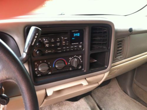 2002 Chevrolet Suburban one owner, image 4