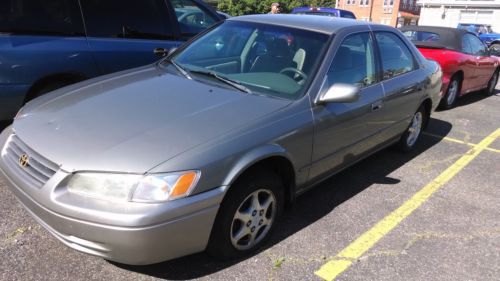 1999 toyota camry 207+k miles.  no key no idea if runs