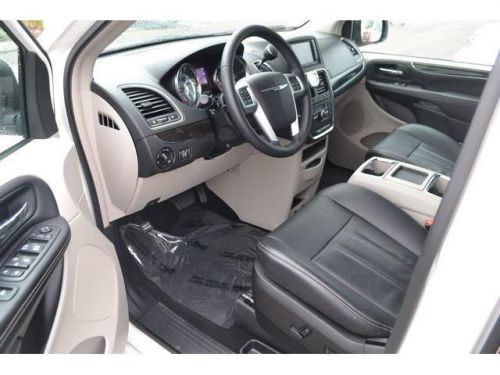 2013 chrysler town & country touring