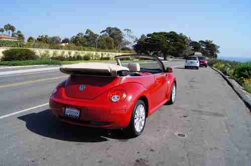 2010 Volkswagen New Beetle Convertible, image 2