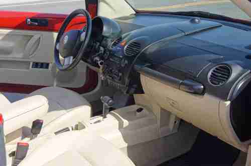 2010 Volkswagen New Beetle Convertible, image 3