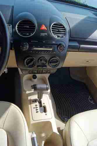 2010 Volkswagen New Beetle Convertible, image 11