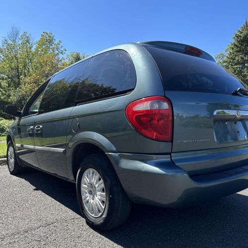 2006 chrysler town &amp; country low 66k miles 1 owner clean carfax non-smoker