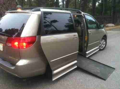 2004 Toyota Sienna LE RampVan, image 2