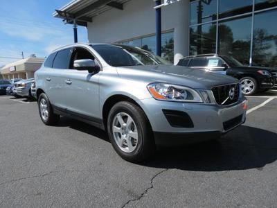 2012 volvo xc60 panoramic moonroof/leather seats/climate package/blindspotsystem