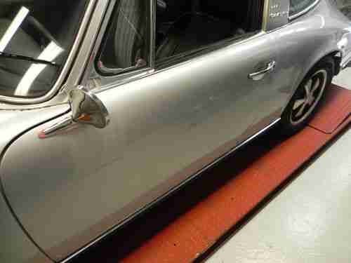 Silver 1971 Porsche 911T Targa, image 2