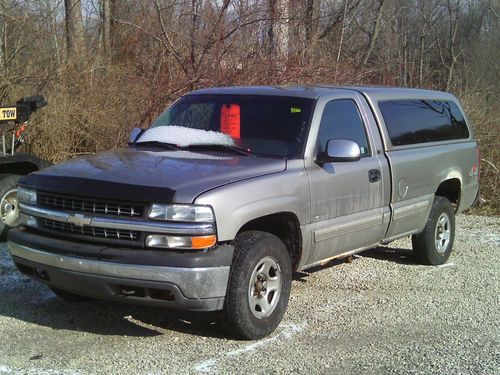 2000 chevy 1500 - 4x4 - good miles - nice truck - low price !!