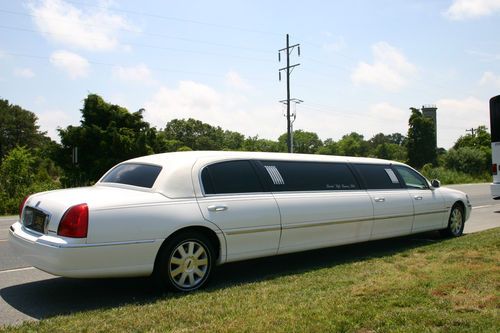 2004 lincoln town car executive limousine 4-door 4.6l