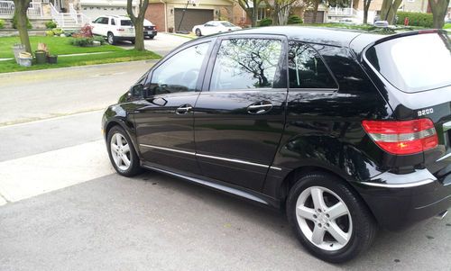 Mercedes b-class  b200  -- 32 mpg --  very rare in the us -- delivery available