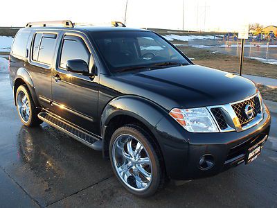 2009 nissan pathfinder 4x4 / 22" wheels / black on black / warranty