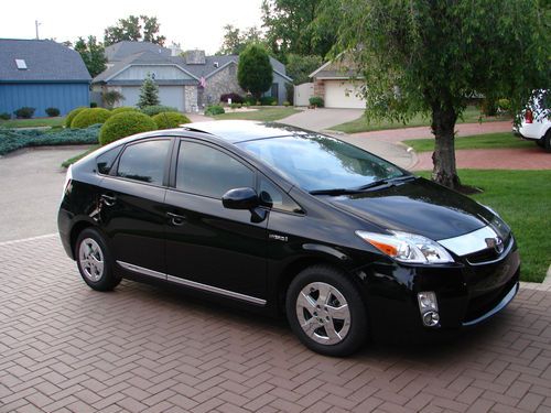 2011 prius with navigation, moonroof, solar panel, backup camera