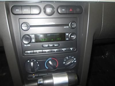 Premium V6 Convertible 4.0L Leather CD AM/FM radio Air Conditioning, image 19