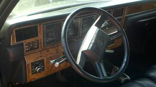 1986 Lincoln Town Car, image 2
