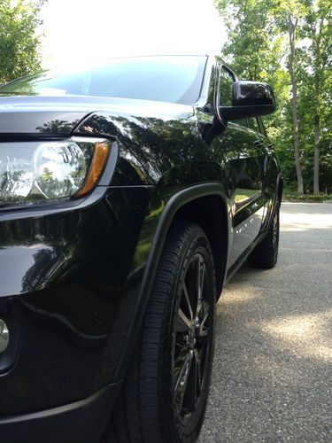 2012 Jeep Grand Cherokee Altitude Edition, Black on Black!, image 5