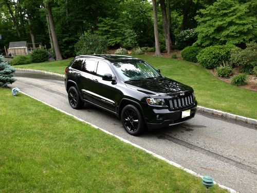 2012 Jeep Grand Cherokee Altitude Edition, Black on Black!, image 7