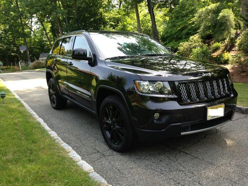 2012 Jeep Grand Cherokee Altitude Edition, Black on Black!, image 9