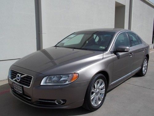 Leather, satellite radio, bluetooth, finance.