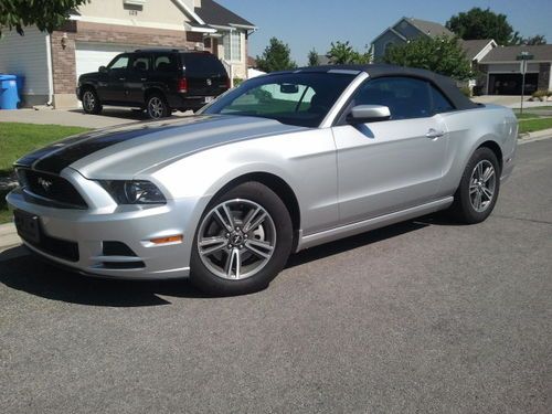 Very nice premium package 2013 ford mustang convertible 2-door 3.7l