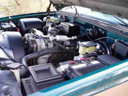 1996 CHEVROLET 1500 SILVERADO .. 350 V8 .. THIS IS MY SHOW TRUCK / DRIVER ..., image 2