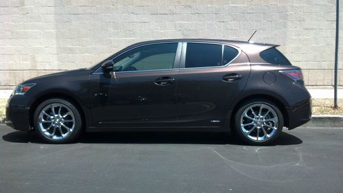 2011 lexus ct200h premium, 19,000 mi, like new condition, nav +many extras