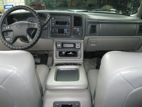 2004 Chevrolet Suburban 2500 LT Sport Utility 4-Door 6.0L, image 10