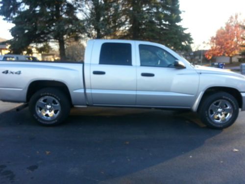 2006 dodge dakota slt crew cab pickup 4-door 4.7l   4x4  needs repair 1 owner