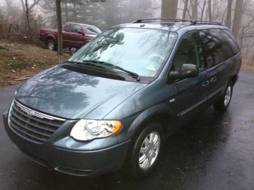 2007 chrystler town and country touring signature series