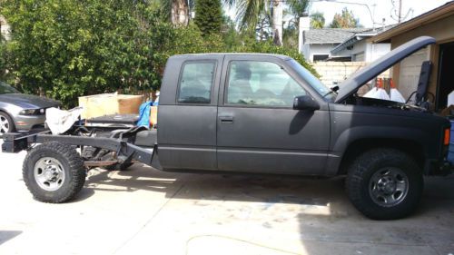 2000 chevy k2500 4x4  v8 turbo diesel 5 speed . low milage