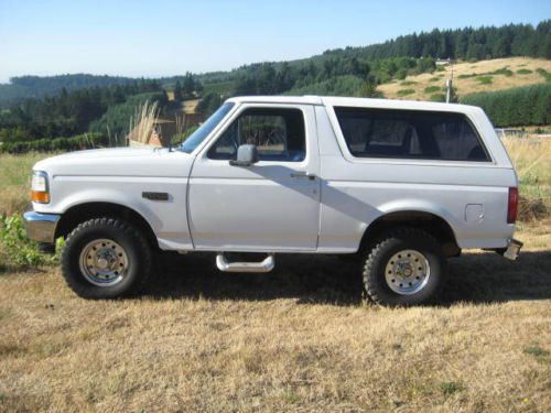 1994 Ford Bronco Low Mileage Clean, image 2