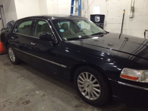2004 Lincoln Town Car Signature Sedan 4-Door 4.6L, image 2