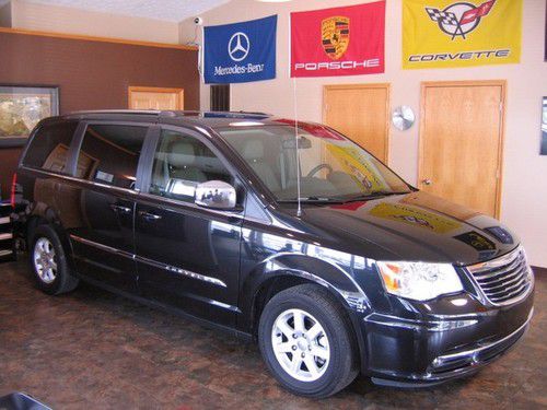 2011 chrysler town country heated leather blind spot sensors loaded we finance!!