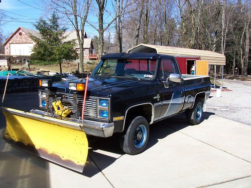 1987 4x4 chevy 3/4 ton short bed pick up with plow  chevrolet tahoe sized truck