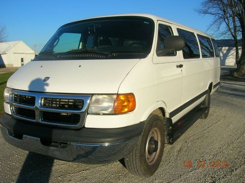 White 02 dodge ram 15 passenger van