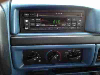 XLT Diesel 7.3 Liter ABS brakes AM/FM radio Bumpers:  chrome Front bench seats, image 19