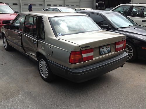 1994 volvo 940 base sedan 4-door 2.3l