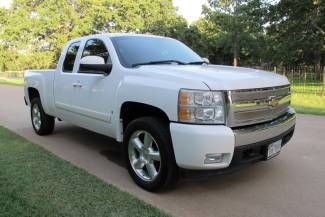 2007 white leather, power, quad cab!