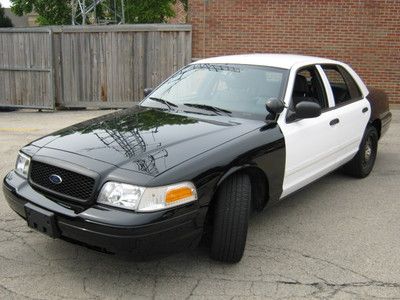 2010 FRD CRN VIC POLICE INTRCPTR VRY GD COND LOW MILES NO RES LOW STARTING PRICE, image 2
