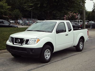 2013 nissan frontier 2wd (kc 4x2s) - nice truck! - 4 doors, jump seats, bedliner