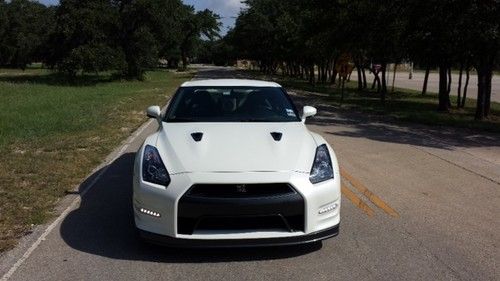 2013 white nissan gt-r