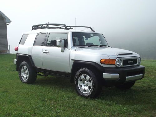 Toyota fj cruiser 4x4 --- 6-speed!   low reserve, must go quickly