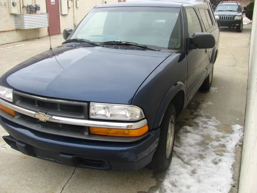 2001 chevrolet s-10 pick up truck