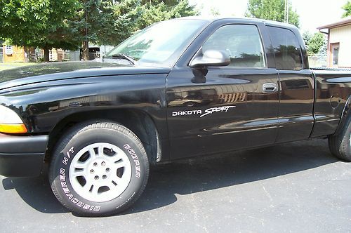2001 dodge dakota sport with no rust,141,000 mi. local pickup only