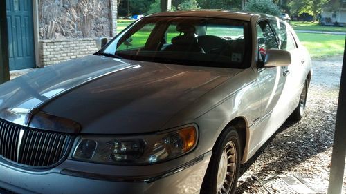 2001 lincoln towncar executive series, 4dr, silver with blue leather interior