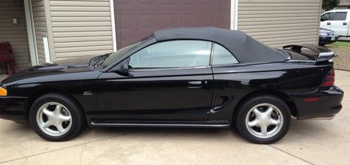 1995 ford mustang gt convertible 2-door 5.0l 5 speed very clean