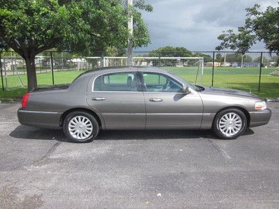 Executive signature series--clean carfax--very clean--like new tires--loaded