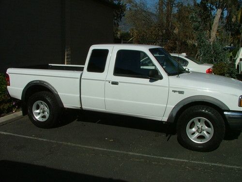 White extended cab ford ranger 4x4 xlt