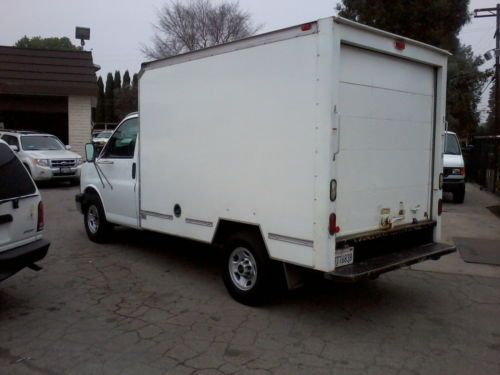 Gmc 2004 savana 3500 10ft box van.