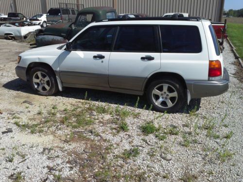 1998 subaru forester base wagon 4-door 2.5l, no reserve!!!